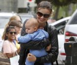 Miranda Kerr complètement gage de son adorable fils Flynn dans les rues de Los Angeles en mai 2011 