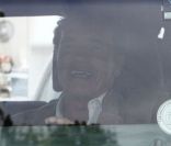 Arnold Schwarzenegger tente de se cacher des photographes après un déjeuner avec son fils Patrick le 11 juin 2011 à Beverly Hills