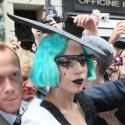 Lady Gaga : Emeute à la sortie de son hôtel à Paris... à cause de son décolleté ?