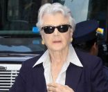 Angela Lansbury sort de l'enregistrement de l'émission Today Show, à New York, le 13 juin 2011.