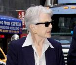 Angela Lansbury sort de l'enregistrement de l'émission Today Show, à New York, le 13 juin 2011.