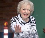 L'élégante Betty White sort de l'enregistrement de l'émission Good Morning America, à New York, le 13 juin 2011.
