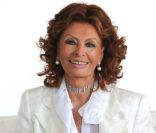 A 76 ans, Sophia Loren brille toujours d\'élégance lors du photocall du dessin animés Cars 2 à Rome, le 15 juin 2011
