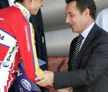  Le sort s'acharne sur le coureur Mauricio Soler, plongé dans un coma artificiel en juin 2011 après une collision lors du Tour de Suisse. 
 Lors du Tour de France 2007, Mauricio Soler avait connu tous les bonheurs : victoire dans la plus prestigieuse étape des Alpes, félicitations du président Nicolas Sarkozy et maillot du meilleur grimpeur conservé jusqu'aux Champs-Elysées. 