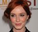 Christina Hendricks superbe au côté d'un grand blond avec une chaussette rouge