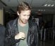 Ryan Gosling et son chien, à l'aéroport de LAX, repartent de Los Angeles, le 17 juin 2011.