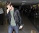 Ryan Gosling et son chien, à l'aéroport de LAX, repartent de Los Angeles, le 17 juin 2011.