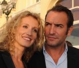 Jean Dujardin et Alexandra Lamy, sublimes, sur le tapis rouge lors de la cérémonie de clôture du 25ème Festival du film de Cabourg 2011, le 18 juin 2011.