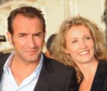 Meilleur acteur pour Un balcon sur la mer, Jean Dujardin et Alexandra Lamy, sur le tapis rouge lors de la cérémonie de clôture du 25ème Festival du film de Cabourg 2011, le 18 juin 2011.
