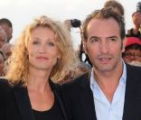 L'un des couples les plus glamours: Jean Dujardin et Alexandra Lamy sur le tapis rouge lors de la cérémonie de clôture du 25ème Festival du film de Cabourg 2011, le 18 juin 2011.