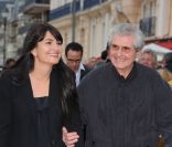 Claude Lelouch et sa compagne Valérie sur le tapis rouge lors de la cérémonie de clôture du 25ème Festival du film de Cabourg 2011, le 18 juin 2011.