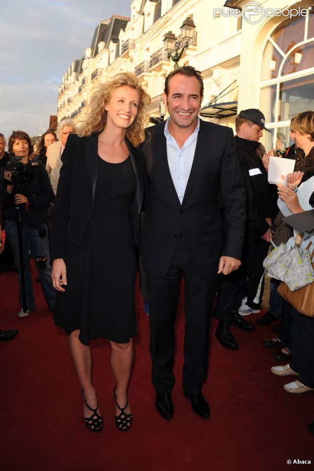 Jean Dujardin et Alexandra Lamy sur le tapis rouge lors de la cérémonie de clôture du 25ème Festival du film de Cabourg 2011, le 18 juin 2011.