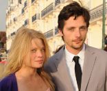 Mélanie Thierry et Raphaël Personnaz sur le tapis rouge lors de la cérémonie de clôture du 25ème Festival du film de Cabourg 2011, le 18 juin 2011.