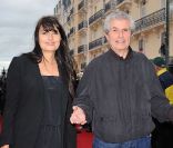 Claude Lelouch décontracté avec sa compagne Valérie sur le tapis rouge lors de la cérémonie de clôture du 25ème Festival du film de Cabourg 2011, le 18 juin 2011.