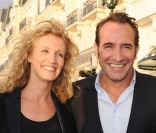 Alexandra Lamy et Jean Dujardin, un couple rayonnant, sur le tapis rouge lors de la cérémonie de clôture du 25ème Festival du film de Cabourg 2011, le 18 juin 2011.