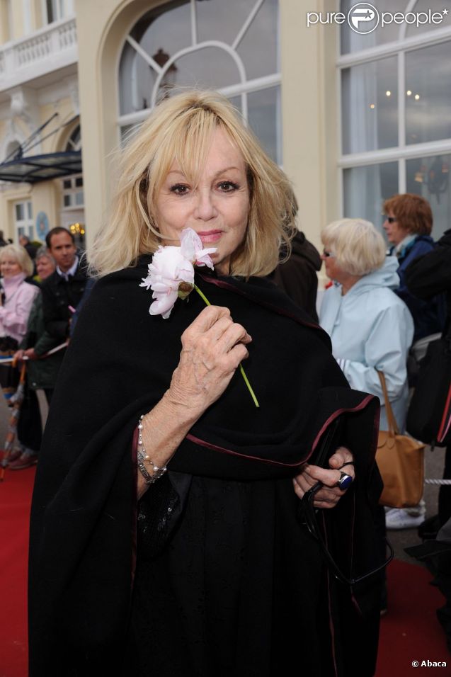 Mylene Demongeot sur le tapis rouge lors de la cérémonie de clôture du 25ème Festival du film de Cabourg 2011, le 18 juin 2011.