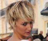Pauline Lefèvre dans une robe Delphine Manivet sur le tapis rouge lors de la cérémonie de clôture du 25ème Festival du film de Cabourg 2011, le 18 juin 2011.