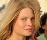 Mélanie Thierry sur le tapis rouge lors de la cérémonie de clôture du 25ème Festival du film de Cabourg 2011, le 18 juin 2011.