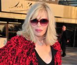Amanda Lear craque pour Sébastien Chabal. 