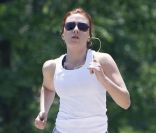 Scarlett Johansson fait son jogging entre deux scènes du filme The Avengers, tourné à Santa Fe aux Etats-Unis. Juin 2011<br />
