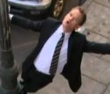 Neil Patrick Harris alias Barney dans How I Met Your Mother lors de la chanson 