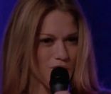 Haley des Frères Scott qui chante Halo.