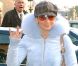 Gavroche, gilet court à fourrure, pantalon blanc et lunettes de soleil oranges... Jennifer Lopez cherche son style ! Heureusement depuis, elle a laissé au placard ses tenues douteuses ! Paris, 4 février 2002 