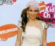 Jennifer Lopez se métamorphose en ado avec sa couette sur le côté et son chapeau rose. D'accord, elle assiste à une soirée dédiée aux enfants mais là, c'est vraiment too much ! Le 4 avril 2004 
