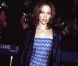 Il fut un temps où Jennifer Lopez affichait des bouclettes par milliers... Heureusement, ce n'était qu'une passade ! Quant à son look, cette robe aux motifs psychédéliques sans forme ne se marie pas du tout avec sa veste large... Zéro pointé ! Le 2 mars 1998  