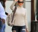 Jennifer Lopez perd de sa classe avec cet horrible jean troué. Los Angeles, 1e avril 2010 