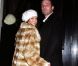 Jennifer Lopez en fait beaucoup trop avec sa fourrure bicolore, son chapeau blanc, sa robe en dentelles et ses escarpins noirs et blancs. Trop de styles tue le style ! 6 décembre 2002, New York.  