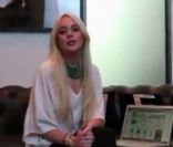 Lindsay Lohan cachetonne dans un spot, fait maison, pour le site d'enchères Beediz.com, juin 2011. 