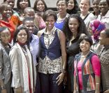 Michelle Obama accompagnée de ses filles lors de sa visite en Afrique du Sud, le 21 juin 2011