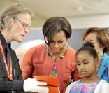 Michelle Obama accompagnée de ses filles lors de sa visite en Afrique du Sud, le 21 juin 2011