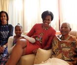 Michelle Obama accompagnée de ses filles lors de sa visite en Afrique du Sud,a rencontré Nelson Mandela, le 21 juin 2011