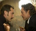 Jude Law et Robert Downey Jr. dans <em>Sherlock Holmes 2</em>, en salles le 25 janvier 2012.