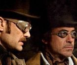 Jude Law, Robert Downey Jr. et leurs drôles de lunettes dans <em>Sherlock Holmes 2</em>, en salles le 25 janvier 2012.