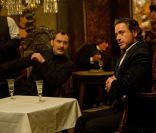 Les séduisants Jude Law et Robert Downey Jr. dans <em>Sherlock Holmes 2</em>, en salles le 25 janvier 2012.