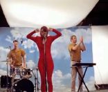 Images extraites du clip  C'est pas une vie  de Yelle tourné à Minneapolis, 2011.