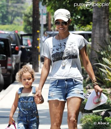 Halle Berry est ravissante et hyper lookée avec sa fille Nahla. Los Angeles, 22 juin 2011