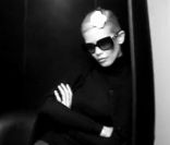 Claudia Schiffer lors du shooting de la collection Prestige Chanel