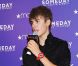 Justin Bieber pose avec des fans pour présenter sa nouvelle fragrance, Someday, au Macy's à New York, le 23 juin 2011
