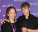 Justin Bieber pose avec des fans pour présenter sa nouvelle fragrance, Someday, au Macy's à New York, le 23 juin 2011