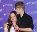 Justin Bieber pose avec des fans pour présenter sa nouvelle fragrance, Someday, au Macy's à New York, le 23 juin 2011