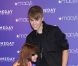 Justin Bieber pose avec des fans pour présenter sa nouvelle fragrance, Someday, au Macy's à New York, le 23 juin 2011