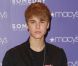 Justin Bieber pose avec des fans pour présenter sa nouvelle fragrance, Someday, au Macy's à New York, le 23 juin 2011