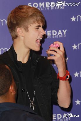 Justin Bieber, très caustique, mime un spray buccal, avec son parfum Someday, au Macy's à New York, le 23 juin 2011