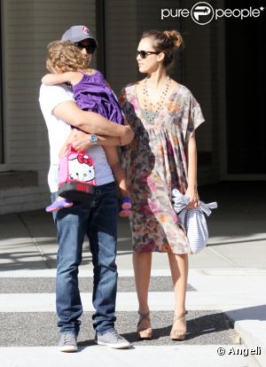 Jessica Alba et Cash Warren et leur fille s'octroie une petite promenade en famille dans les rues de Beverly Hills