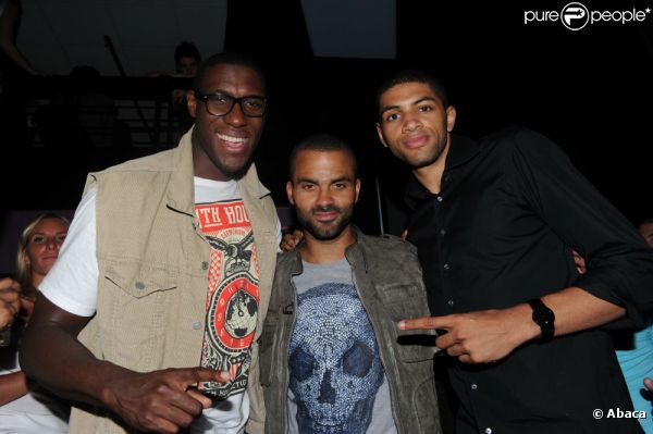 Tony Parker rappe en soirée au Palais Maillot, à Paris le 25 juin 2011 - ici avec Ian Mahinmi (à gauche) 