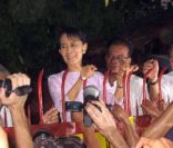 Aung San Suu Kyi, figure de l'opposition à la junte birmane et prix  Nobel de la paix, le jour de sa libération le 13 novembre 2010 à Rangoun  (Birmanie)
